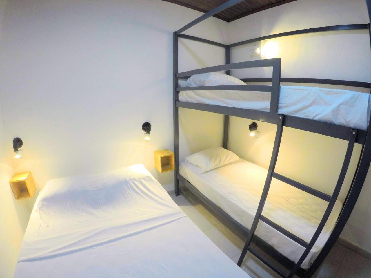 Hostel Da Milla Presidente Figueiredo Bagian luar foto
